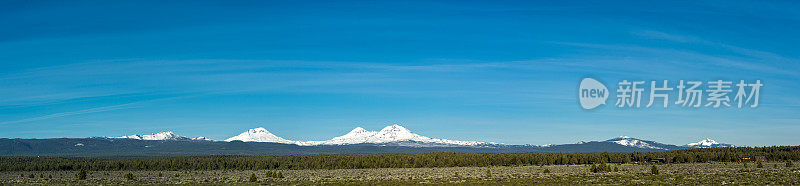 三姐妹山全景，俄勒冈雪树，蓝天