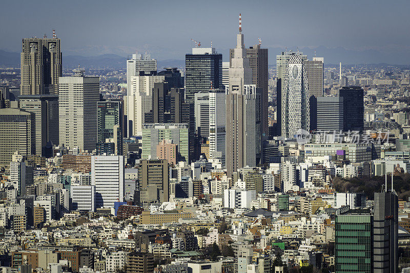 从日本高处看，东京新宿摩天大楼林立