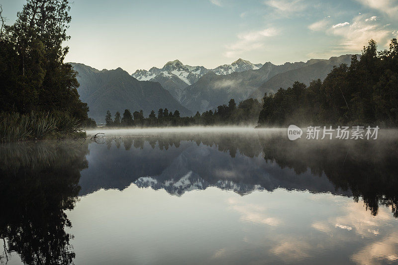 马西森湖自然全景在日出，新西兰