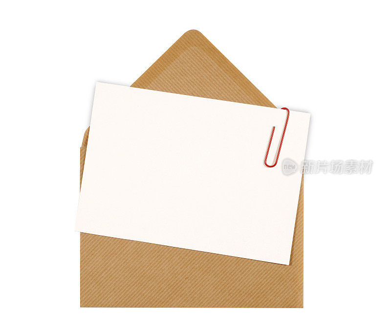 棕色信封和红色回形针的空白留言卡