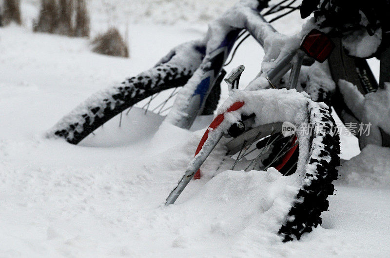 自行车在雪下