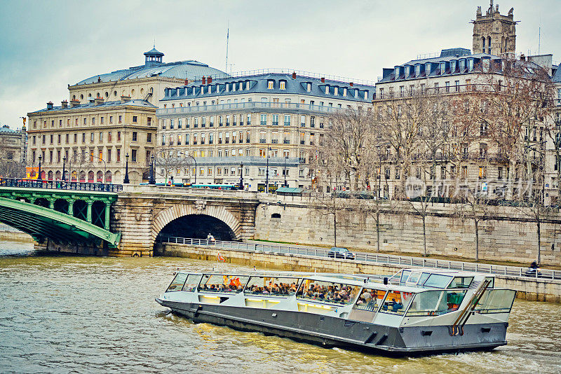塞纳河上的游船，巴黎的圣诞节