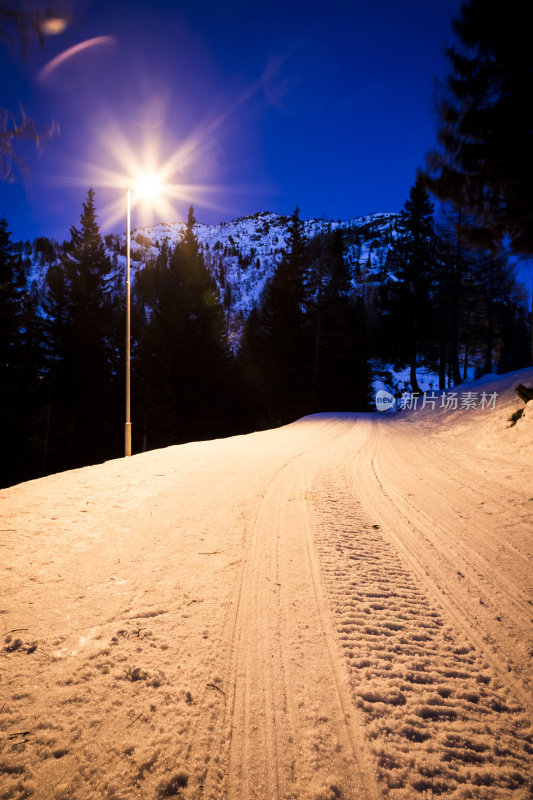 危险的道路被冰雪覆盖