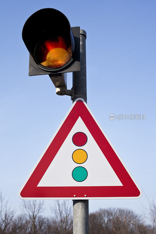 路标，注意，前面有红绿灯