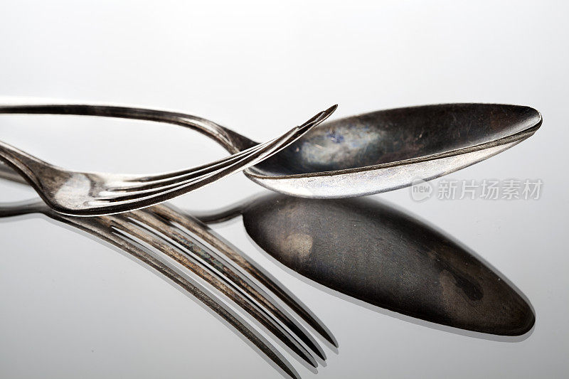 旧银勺和叉子的特写
