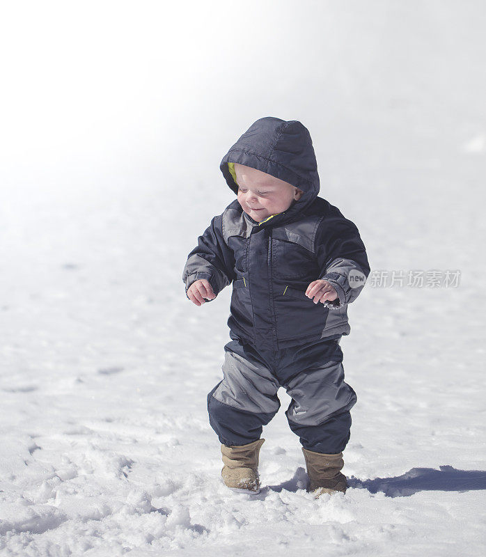 蹒跚学步的孩子玩雪