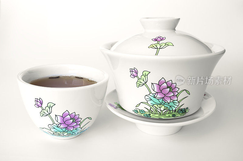 中国瓷茶具，白底荷花画