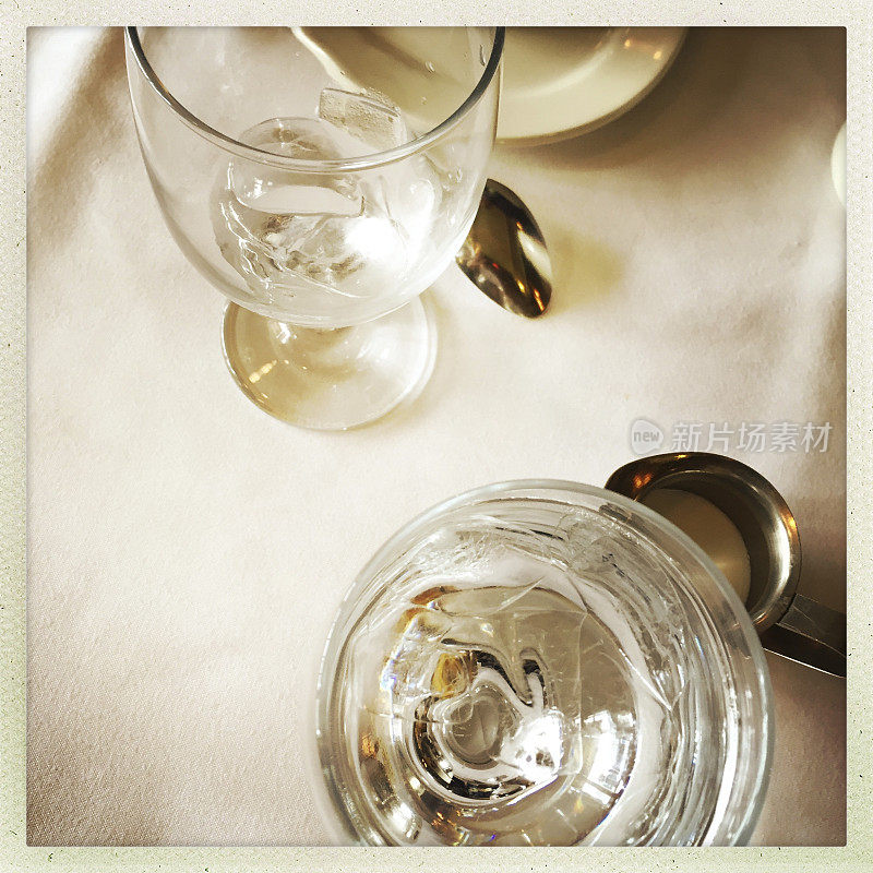 餐桌摆设和玻璃杯
