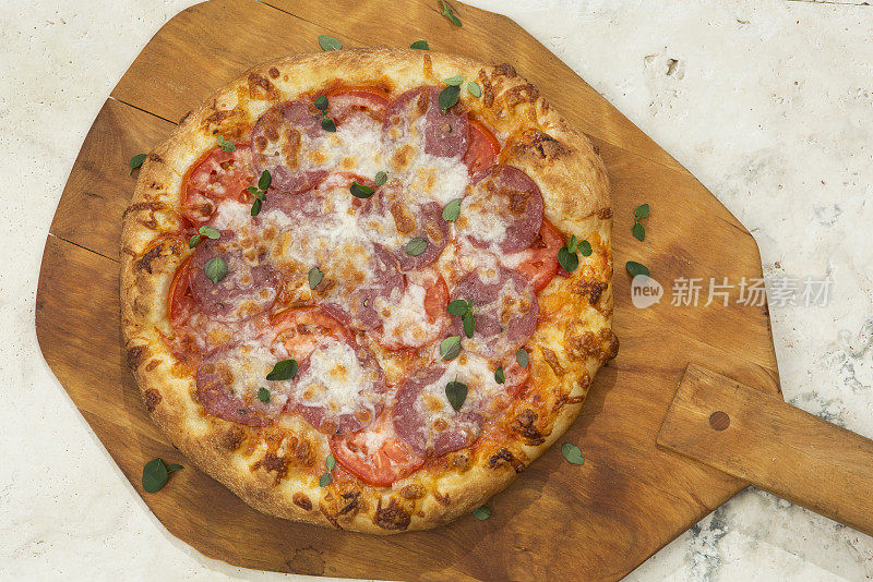 切菜板上的披萨