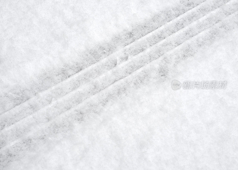 雪地上的轮胎痕迹