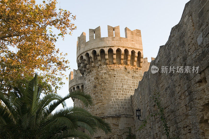 环绕罗德老城的城墙上的塔