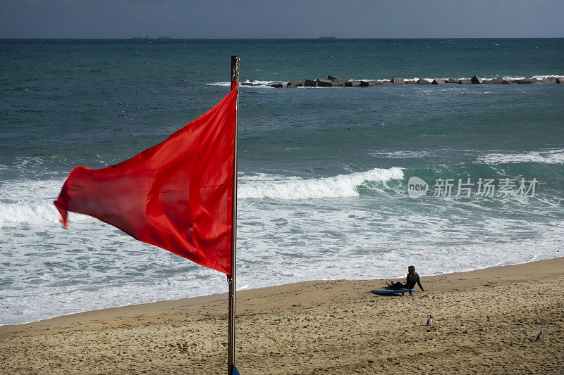 海滩上有红旗。