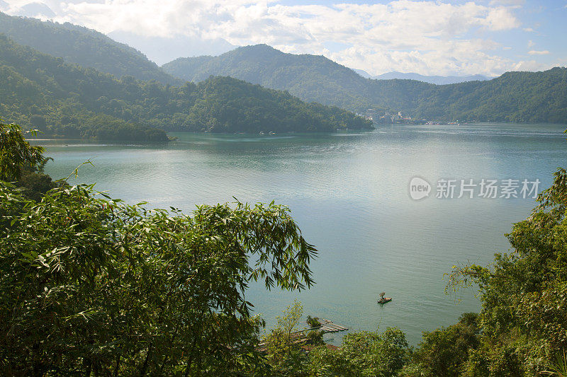 台湾远光，日月潭岸边，绿树成荫的小山