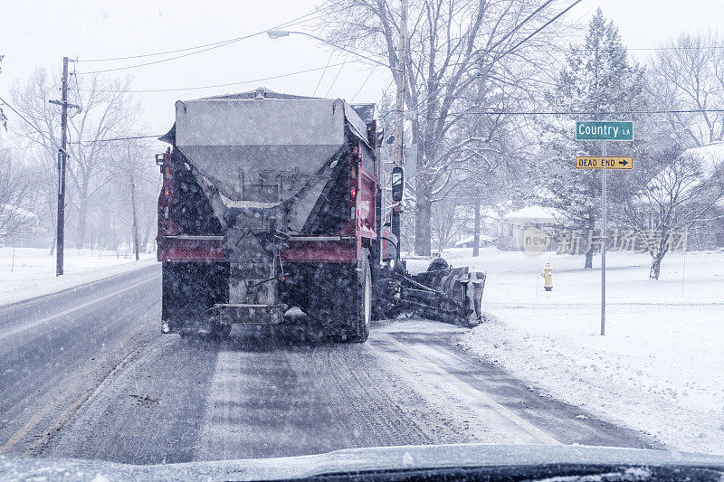 大型铲雪车在公路交叉路口驶离高速公路