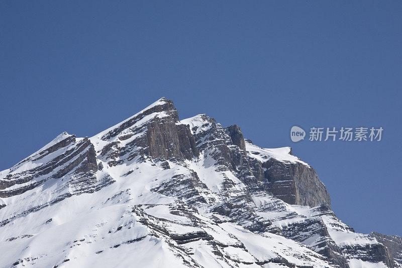 冰雪覆盖的山峰