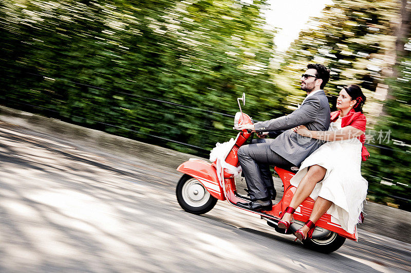 新郎和新娘骑着意大利摩托车