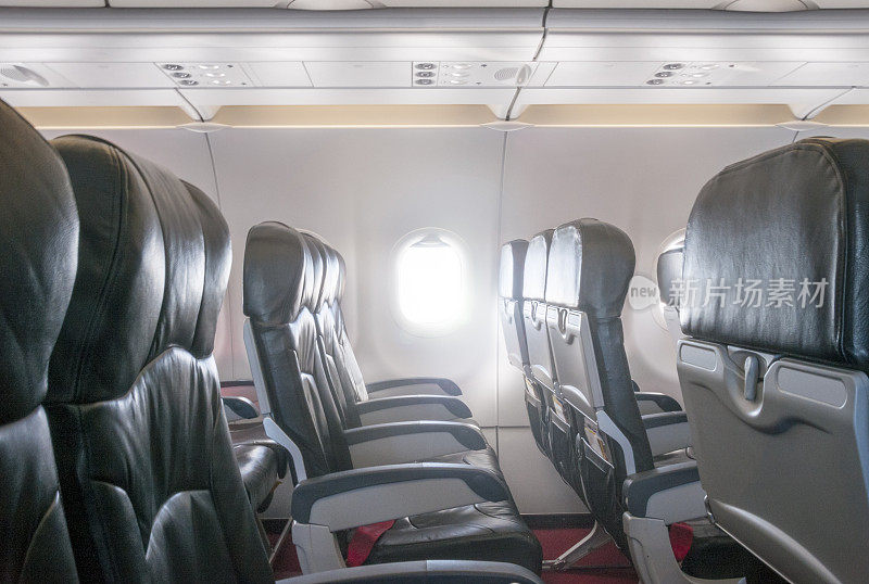 飞机机舱内的高级经济舱皮革座位