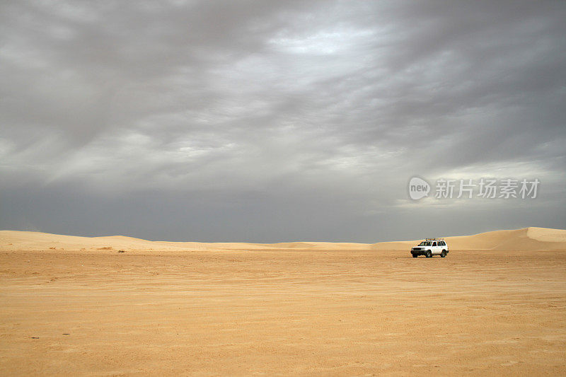 撒哈拉沙漠狩猎吉普车