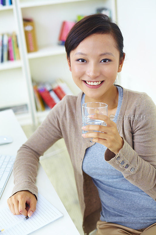 在家庭办公室工作的年轻漂亮的女人