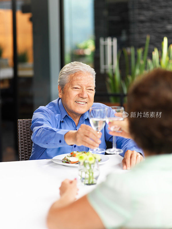 餐厅里一对兴高采烈的老年夫妇