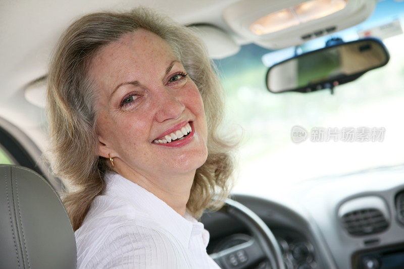 坐在车里微笑的老妇人