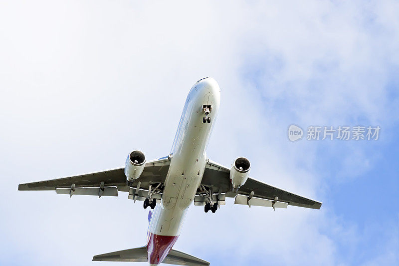 低角度的降落飞机对天空，拷贝空间