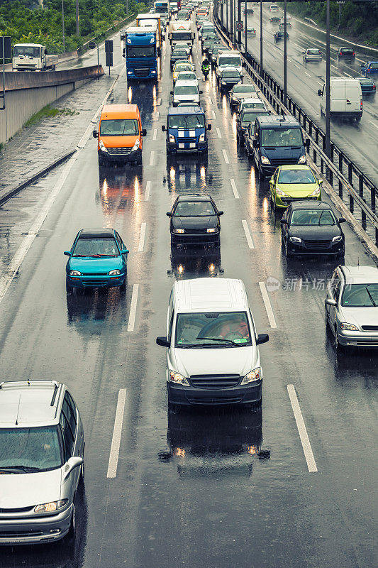 德国高速公路上下雨了