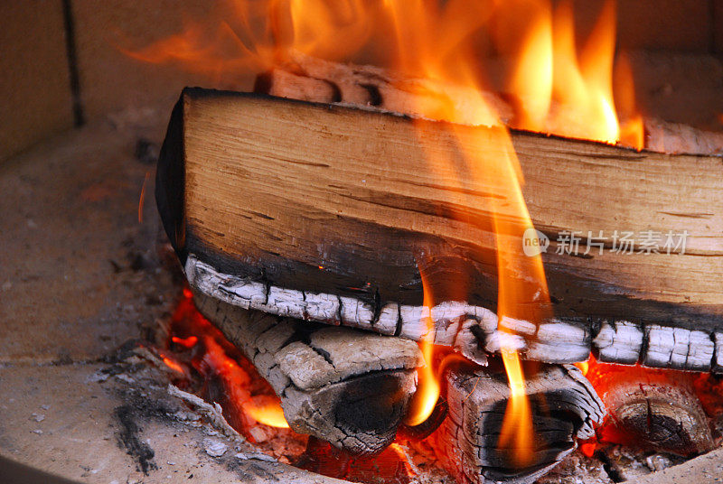 在壁炉中燃烧着有火焰的木头