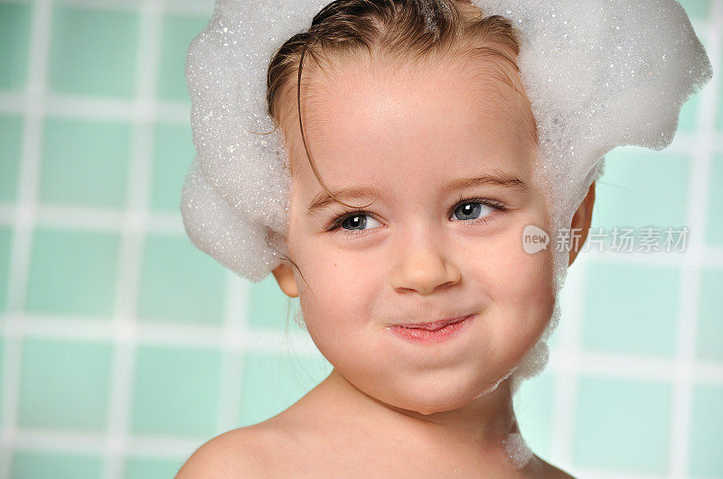 年轻女孩洗泡泡浴的照片，上面满是泡泡