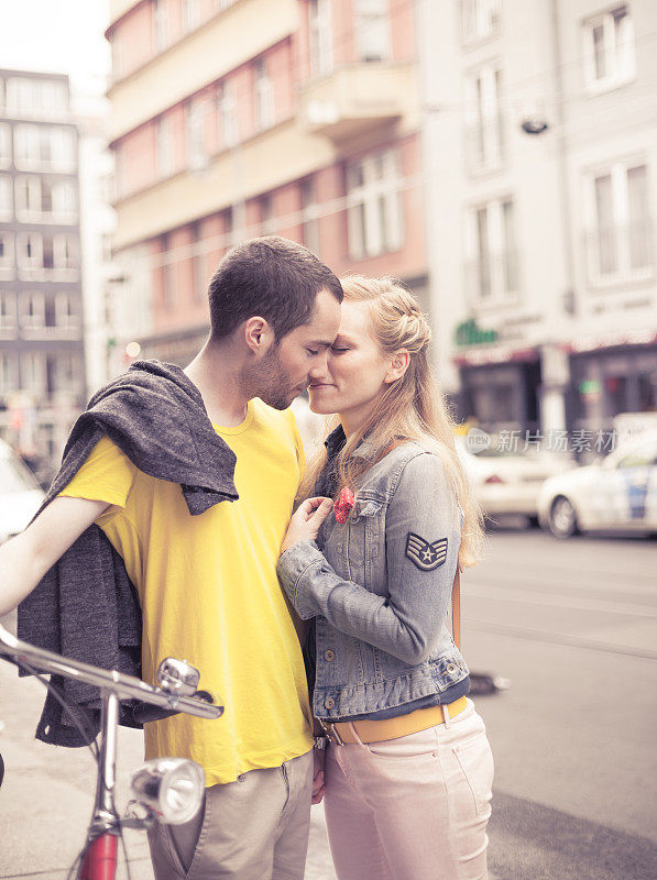 一对年轻情侣在户外接吻。柏林,德国