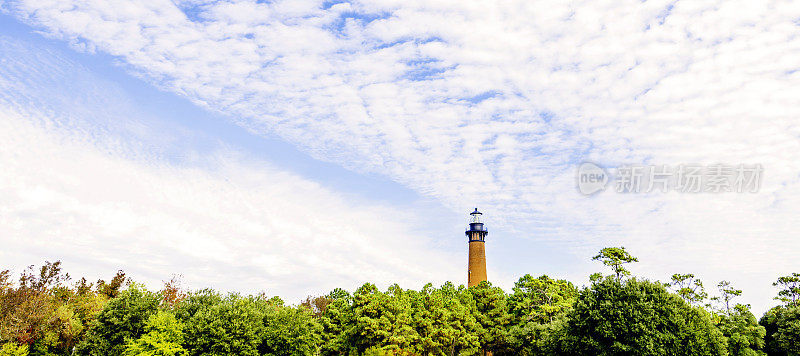 大天空下的Currituck灯塔