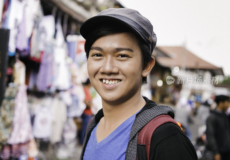 印度尼西亚巴厘岛乌布市场的亚洲少年男子肖像