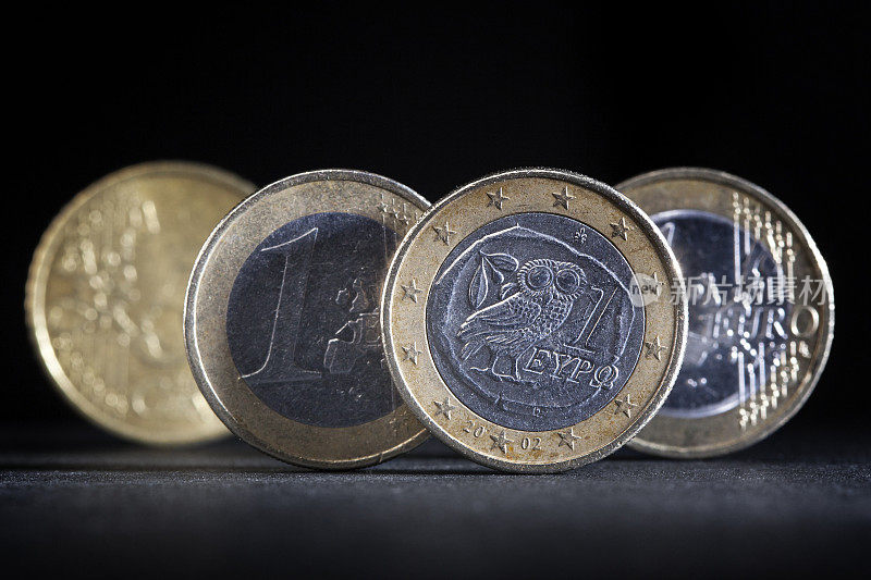 将希腊的欧元硬币放在黑色的背景上