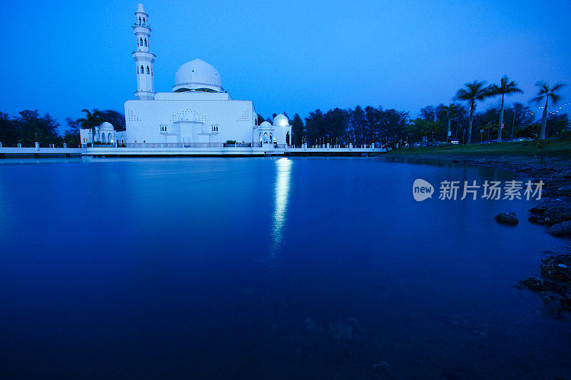 马来西亚吉隆坡市漂浮的mosque。