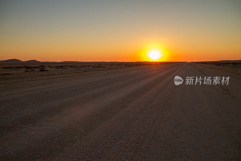 日落时分的纳米比亚土路