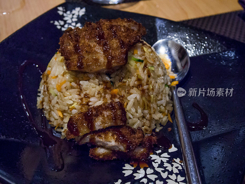 日本猪排配米饭和蔬菜