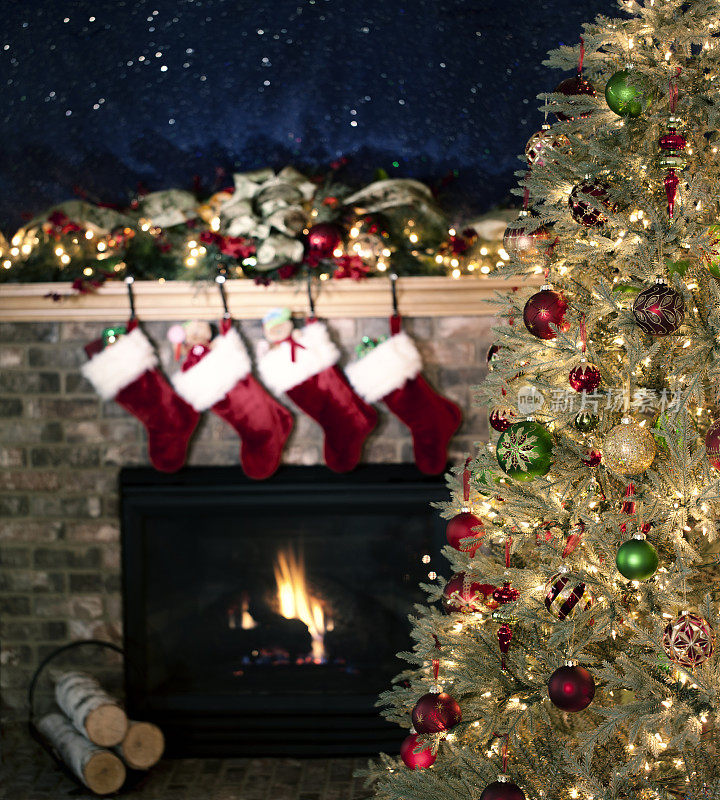 圣诞树在壁炉前，壁炉架和袜子