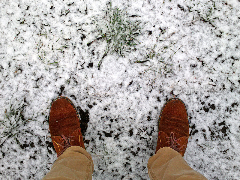 脚踩在雪地里。