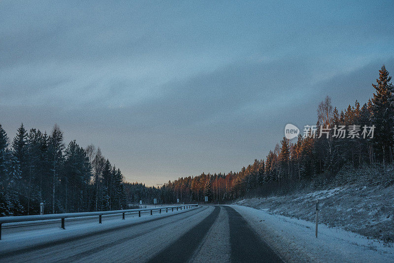 冬天在瑞典Norrland的路