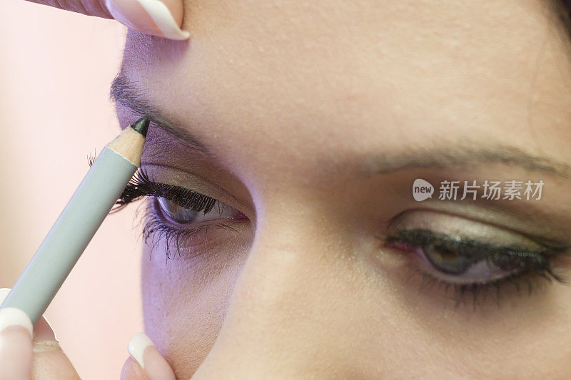 化妆师使用眉笔
