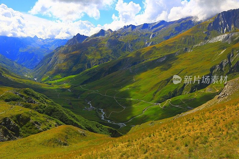 勃朗峰令人印象深刻的高山景观，河流，道路-夏蒙尼