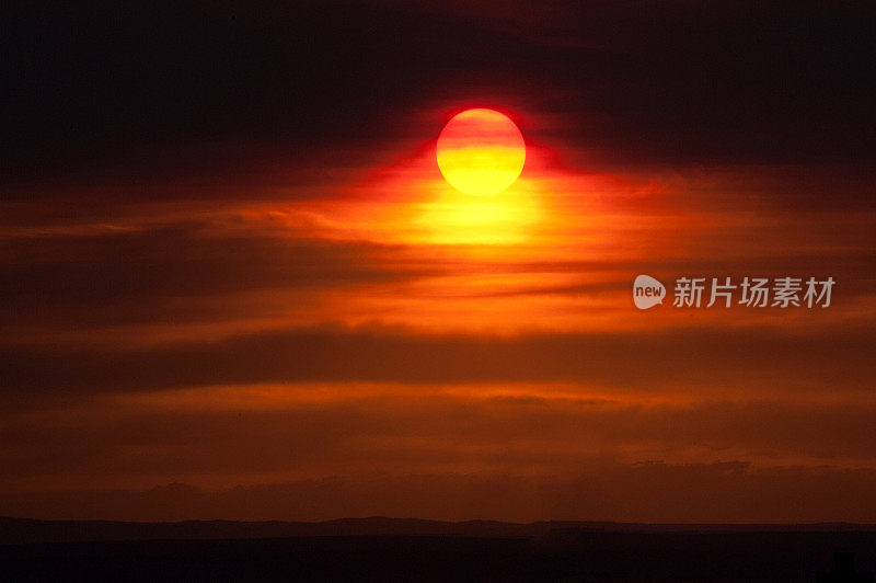 日落的荣耀，戏剧性的天空和云