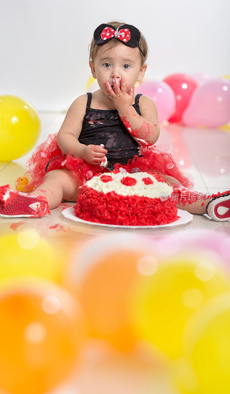 小女孩在吃生日蛋糕