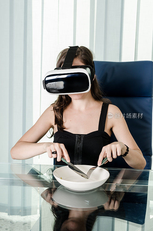 可爱的女孩在吃虚拟大餐