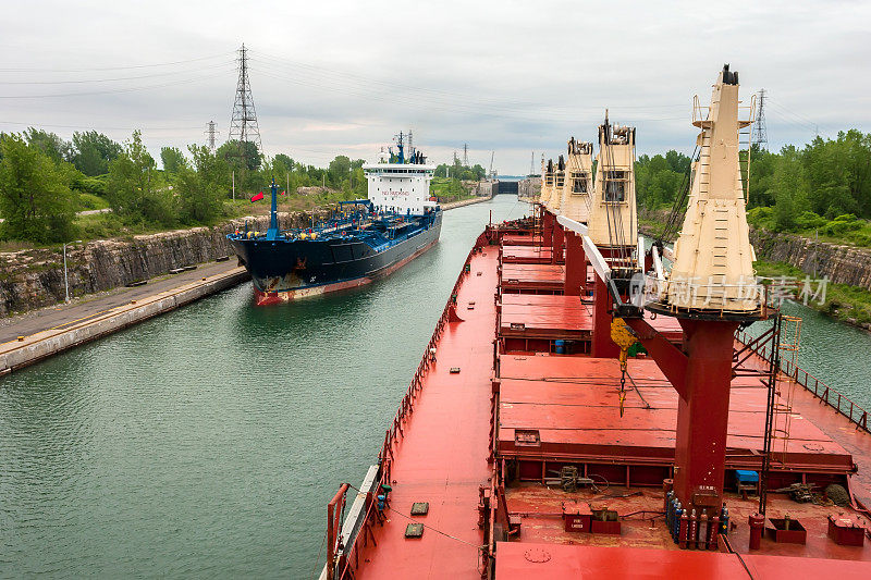 在美国底特律运河航行的船-通过船闸