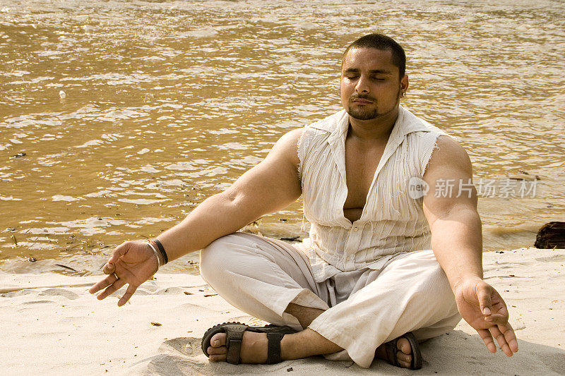 年轻的印度男性瑜伽河畔的恒河在瑞诗凯诗