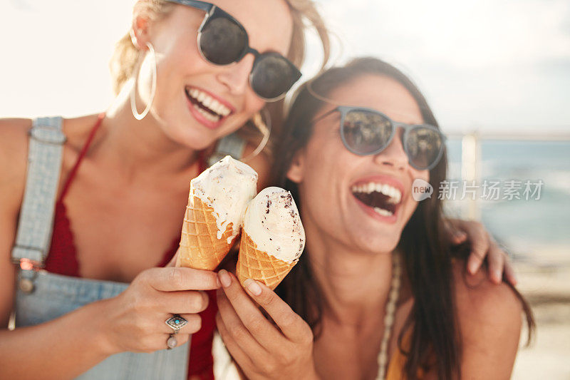 女性朋友们正在享受和吃冰淇淋