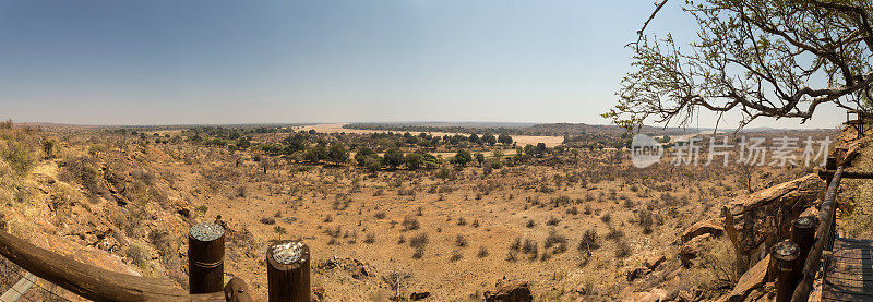 南非马蓬古布韦国家公园的沙漠景观和干涸的河床全景