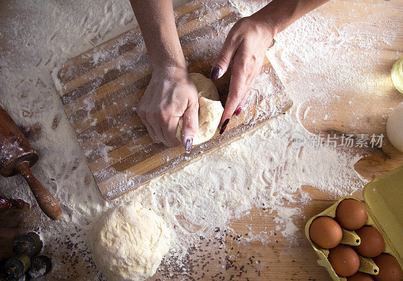 女性面包师的手揉面和做面包的特写