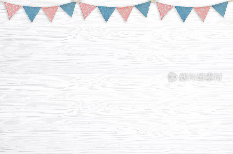 彩色的党旗挂在空白的白色木材背景与复制空间的文字，新年和节日卡，横幅